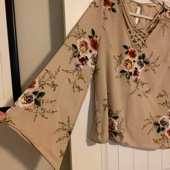 Entro bell sleeve boutique top - Picture 3 of 6